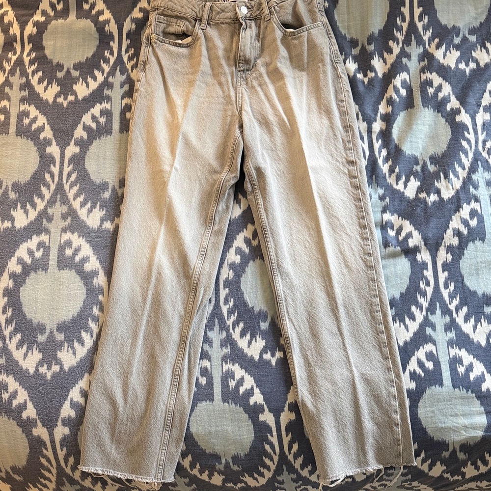Zara Women's Straight Leg Jeans in light grey